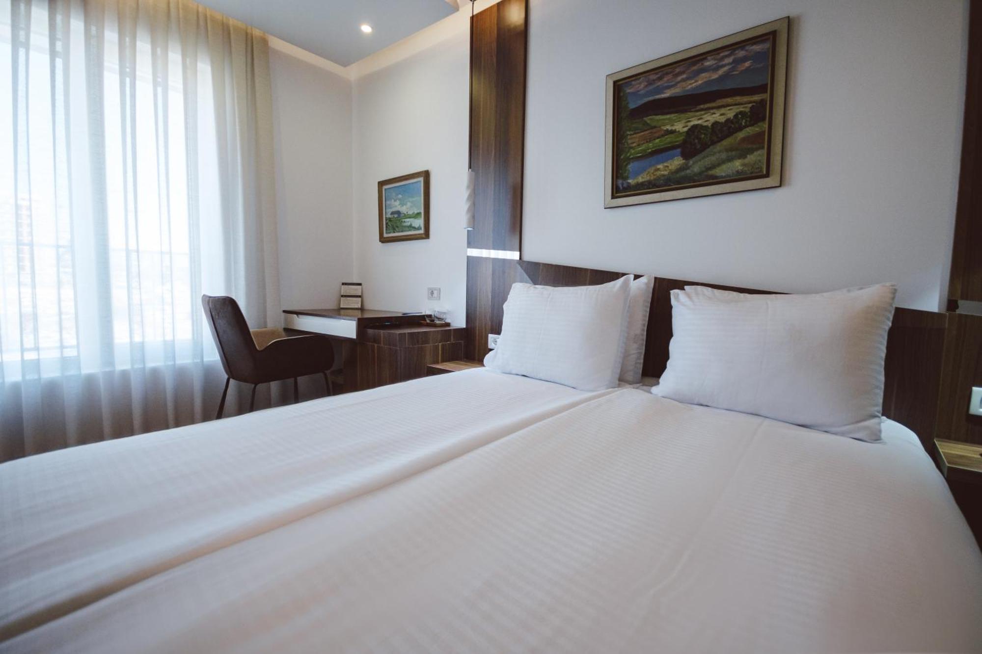 Star Hill Hotel & Spa พริสตีนา ภายนอก รูปภาพ